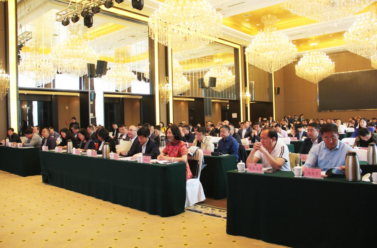 生態(tài)優(yōu)先綠色發(fā)展內(nèi)蒙古農(nóng)牧業(yè)產(chǎn)業(yè)化龍頭企業(yè)協(xié)會新一屆理事會及會員企業(yè)砥礪奮進再創(chuàng)佳績