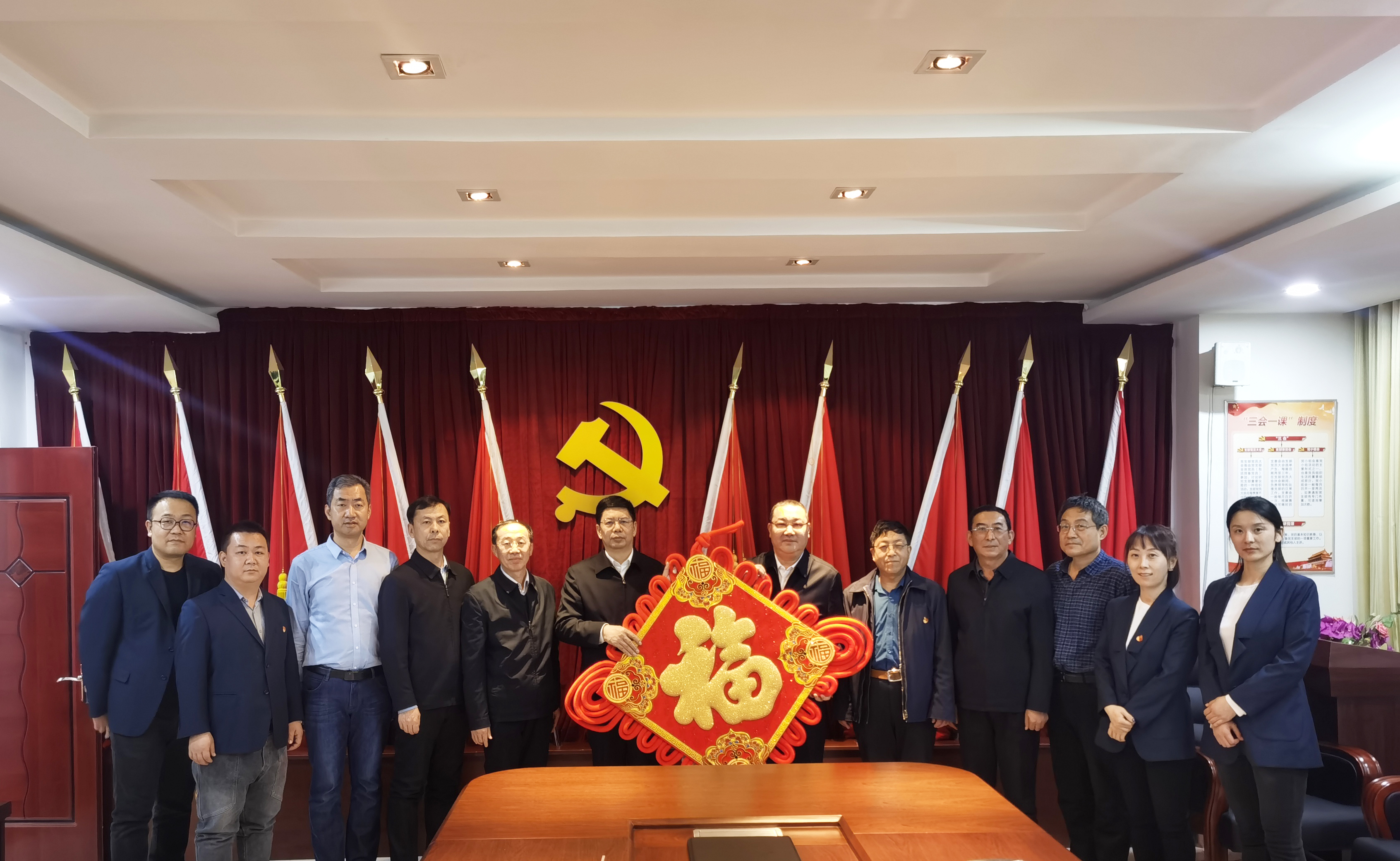 自治區(qū)政協(xié)副主席、工商聯(lián)主席安潤(rùn)生等領(lǐng)導(dǎo)蒞臨協(xié)會(huì)慰問(wèn)指導(dǎo)